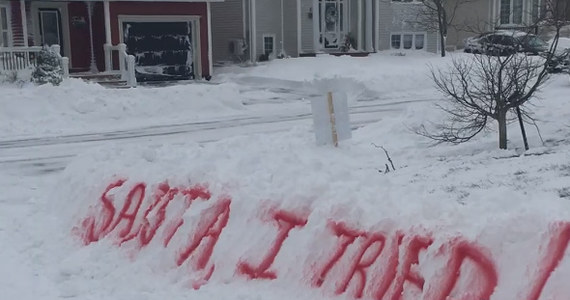 9-letnia Jennifer z Kanady chciała, by przelatujący nad jej domem święty Mikołaj dostrzegł jej świąteczną "prośbę". Na usypanej na podjeździe zaspie zostawiła zrobiony czerwonym sprayem napis, w którym poprosiła Mikołaja o zostawienie prezentów i... zabranie jej brata.