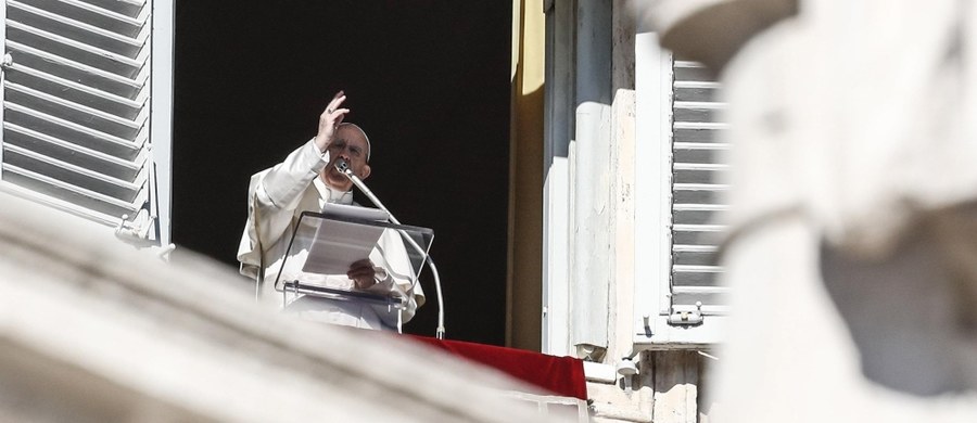 Papież Franciszek podczas spotkania z wiernymi w Wigilię Bożego Narodzenia modlił się o dar pokoju dla świata i apelował o uwolnienie wszystkich zakładników. Zachęcał też, by nie zapominać, jaki jest prawdziwy wymiar i znaczenie tych Świąt.