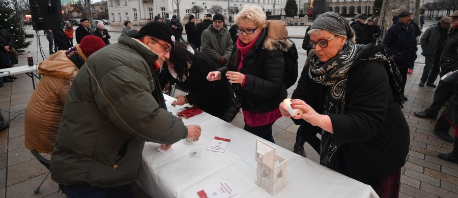Około stu osób zebrało się przed Pałacem Prezydenckim w Warszawie. Jak mówią, jest to „Wigilia z Konstytucją” - czyli świąteczny protest przeciwko łamaniu ustawy zasadniczej.