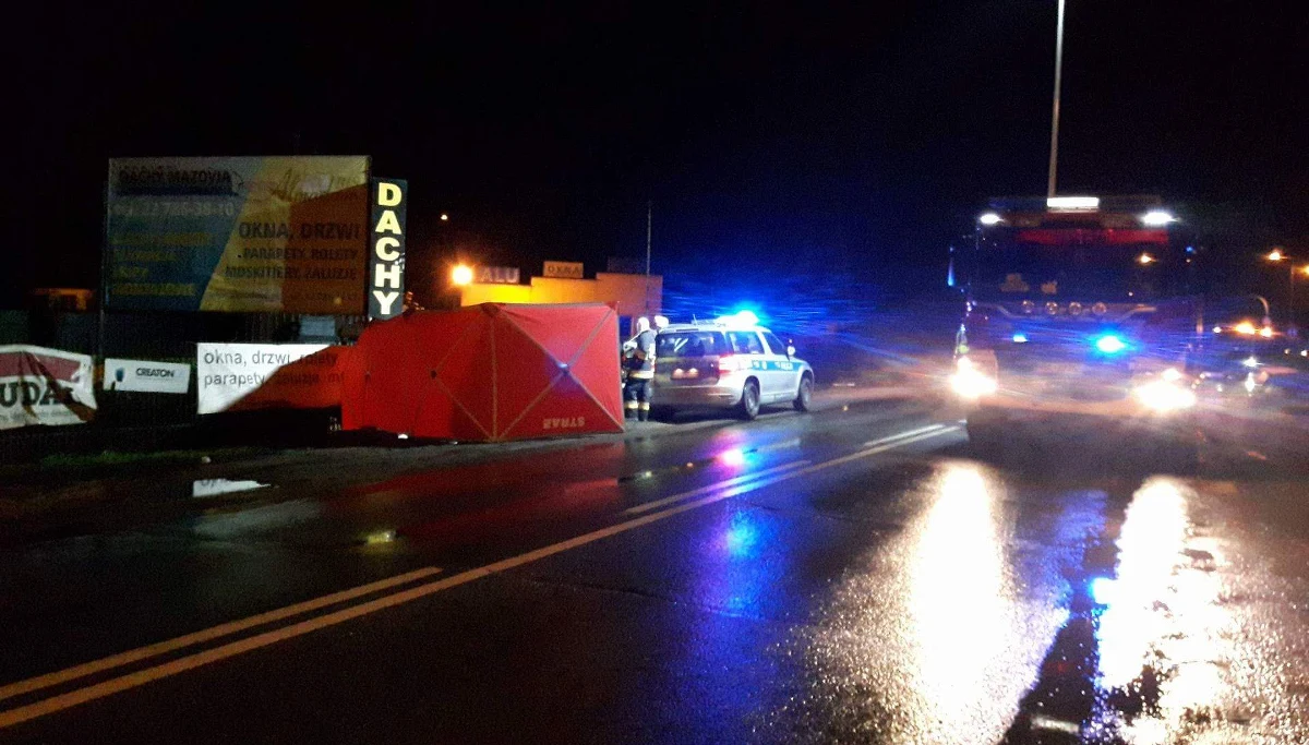 Tragedia na drodze w powiecie wołomińskim na Mazowszu. W miejscowości Kobyłka na przejściu dla pieszych samochód wjechał w trzy kobiety wracające z pasterki. Zginęły na miejscu. 22-letni kierowca był trzeźwy. Sygnał w tej sprawie dostaliśmy od Słuchacza na Gorącą Linię RMF FM.