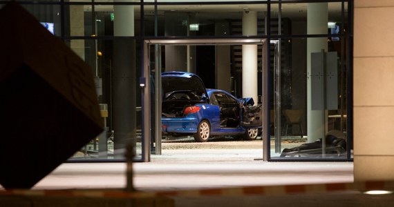 W wigilijny wieczór auto staranowało wejście do centrali Socjaldemokratycznej Partii Niemiec (SPD) w Berlinie. Kierowca twierdzi, że chciał popełnić samobójstwo. Został przewieziony z obrażeniami do szpitala.
