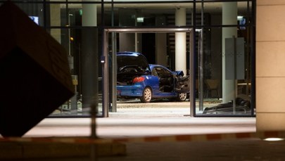 Auto staranowało wejście do centrali SPD w Berlinie