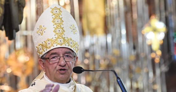 Polskich spraw nie rozstrzygnie ani ulica, ani zagranica - stwierdził podczas pasterki w Katedrze Oliwskiej w Gdańsku metropolita gdański abp Sławoj Leszek Głódź. "Ani ręka podniesiona w Brukseli i wymierzona przeciw rozporządzeniom w Polsce. Ani poklask dla decyzji, które negują suwerenność naszego ustawodawstwa" - mówił.