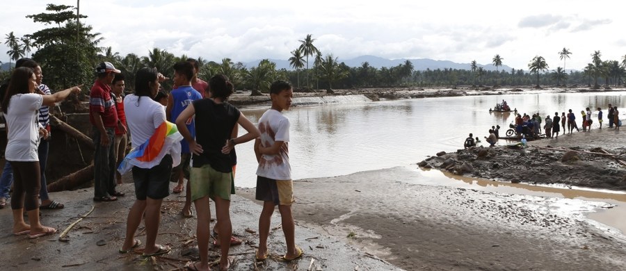 Do 240 wzrosła liczba ofiar śmiertelnych spowodowanych przez burzę tropikalną Tembin, która w ostatnich dniach przeszła nad południową częścią Filipin - poinformowały siły bezpieczeństwa. Poprzedni bilans ofiar śmiertelnych, podany przez policję w niedzielę, mówił o 208 zabitych.