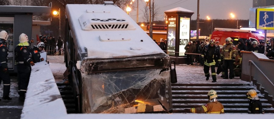 ​Cztery osoby zginęły, a 11 zostało rannych, gdy miejski autobus wjechał w przejście podziemne w zachodniej części Moskwy - podał TASS. Do zdarzenia doszło przy wejściu do stacji metra "Sławianskij Bulwar". W sprawie wszczęto śledztwo.