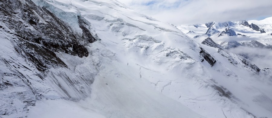 ​Trzy osoby zginęły od soboty w Alpach w związku z zejściem lawin - poinformowały szwajcarskie służby ratownicze. Jak wskazano, były to trzy oddzielne przypadki.