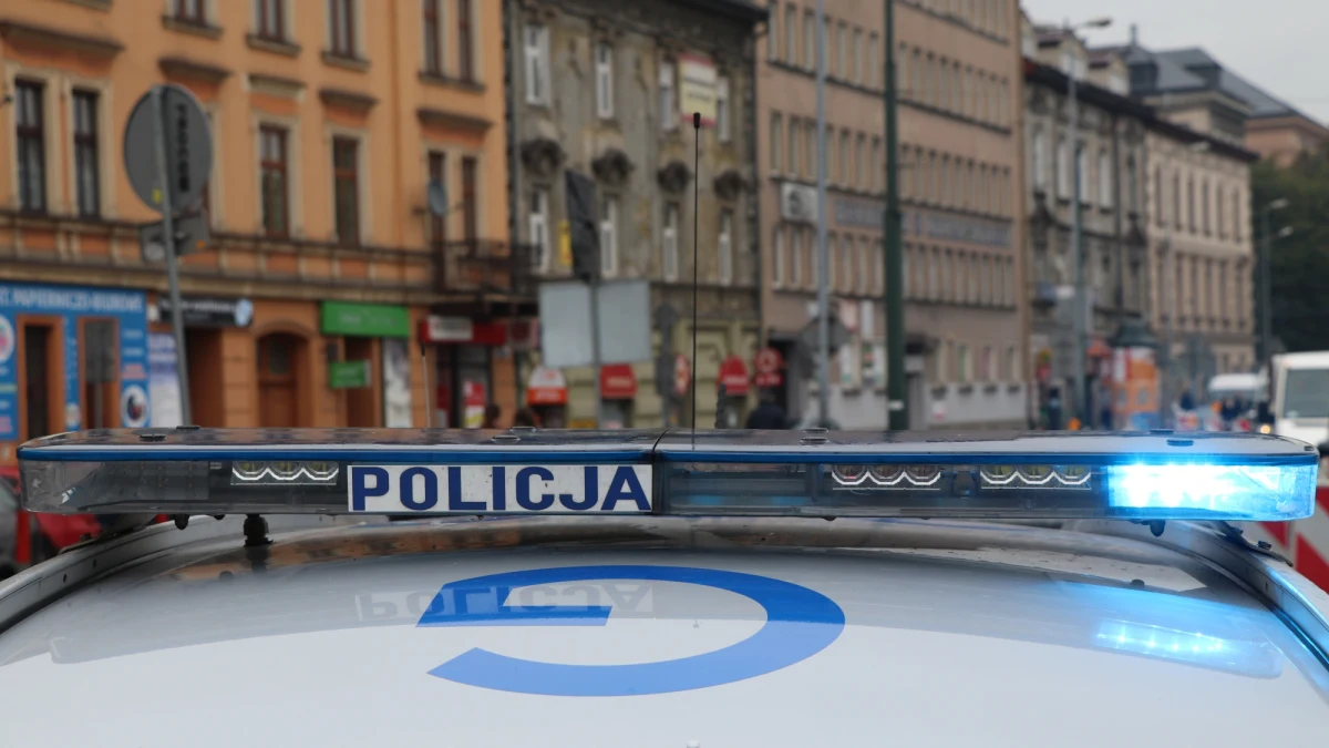 Dzisiaj ma zostać przesłuchany 23-latek zatrzymany w związku z tragicznym wypadkiem w Ostrowcu Świętokrzyskim. Poprzedniej nocy auto potrąciło na oznakowanym przejściu dla pieszych dwie kobiety wracające z pasterki: 75-latka zmarła w szpitalu, 58-latka ma poważne obrażenia. Na dzisiaj śledczy zaplanowali również oględziny samochodu, którym - według policji - mógł jechać sprawca wypadku.