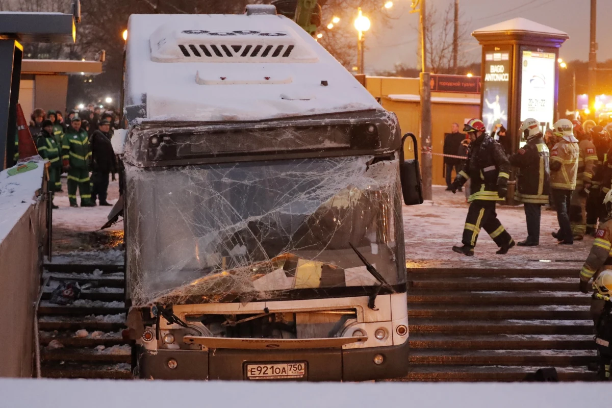 ​W ocenie producenta autobusu, który w poniedziałek wjechał po schodach do metra przy prospekcie Kutuzowa w Moskwie powodując śmierć pięciu osób, kierowca nie użył prawdopodobnie żadnego z systemów hamowania w tym - hamowania silnikiem. Z kolei policja wskazuje dwie inne możliwe przyczyny wypadku - niesprawność techniczną pojazdu oraz utratę panowania nad kierownicą przez szofera. 