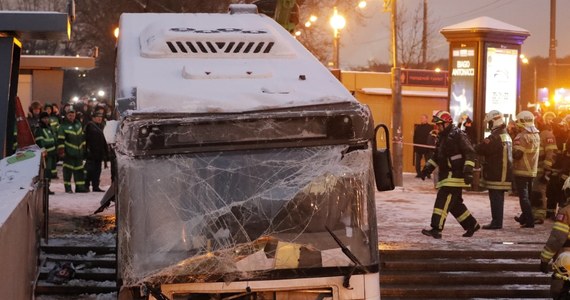 ​W ocenie producenta autobusu, który w poniedziałek wjechał po schodach do metra przy prospekcie Kutuzowa w Moskwie powodując śmierć pięciu osób, kierowca nie użył prawdopodobnie żadnego z systemów hamowania w tym - hamowania silnikiem. Z kolei policja wskazuje dwie inne możliwe przyczyny wypadku - niesprawność techniczną pojazdu oraz utratę panowania nad kierownicą przez szofera. 