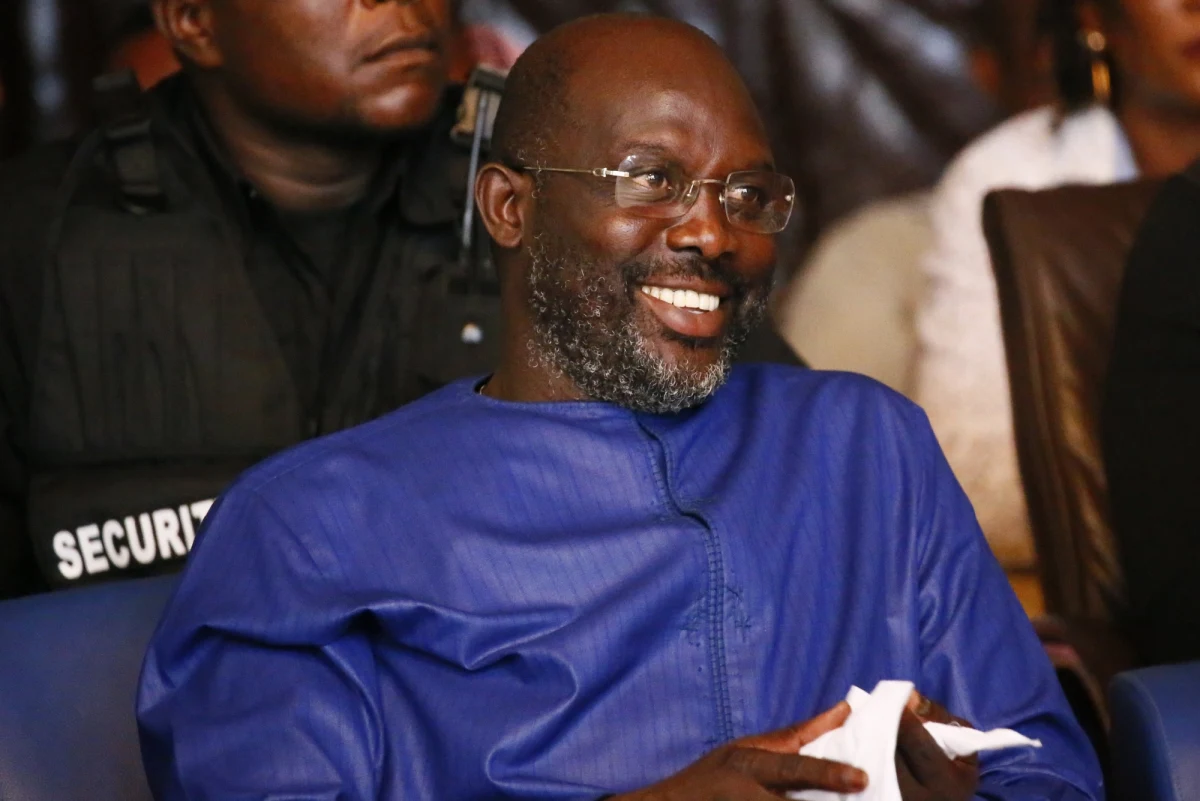 ​Liberyjczycy wybierają we wtorek nowego prezydenta. W drugiej turze spotkali się wiceprezydent Joseph Boakai oraz senator i były piłkarz George Weah, który wygrał pierwszą rundę, ale nie uzyskał wymaganych 50 proc. głosów. Problemy prawne opóźniły o półtora miesiąca głosowanie w drugiej rundzie, w której zostanie wyłoniony następca obecnej szefowej państwa Ellen Johnson-Sirleaf, pierwszej kobiety w Afryce wybranej na prezydenta - zwraca uwagę portal BBC News.