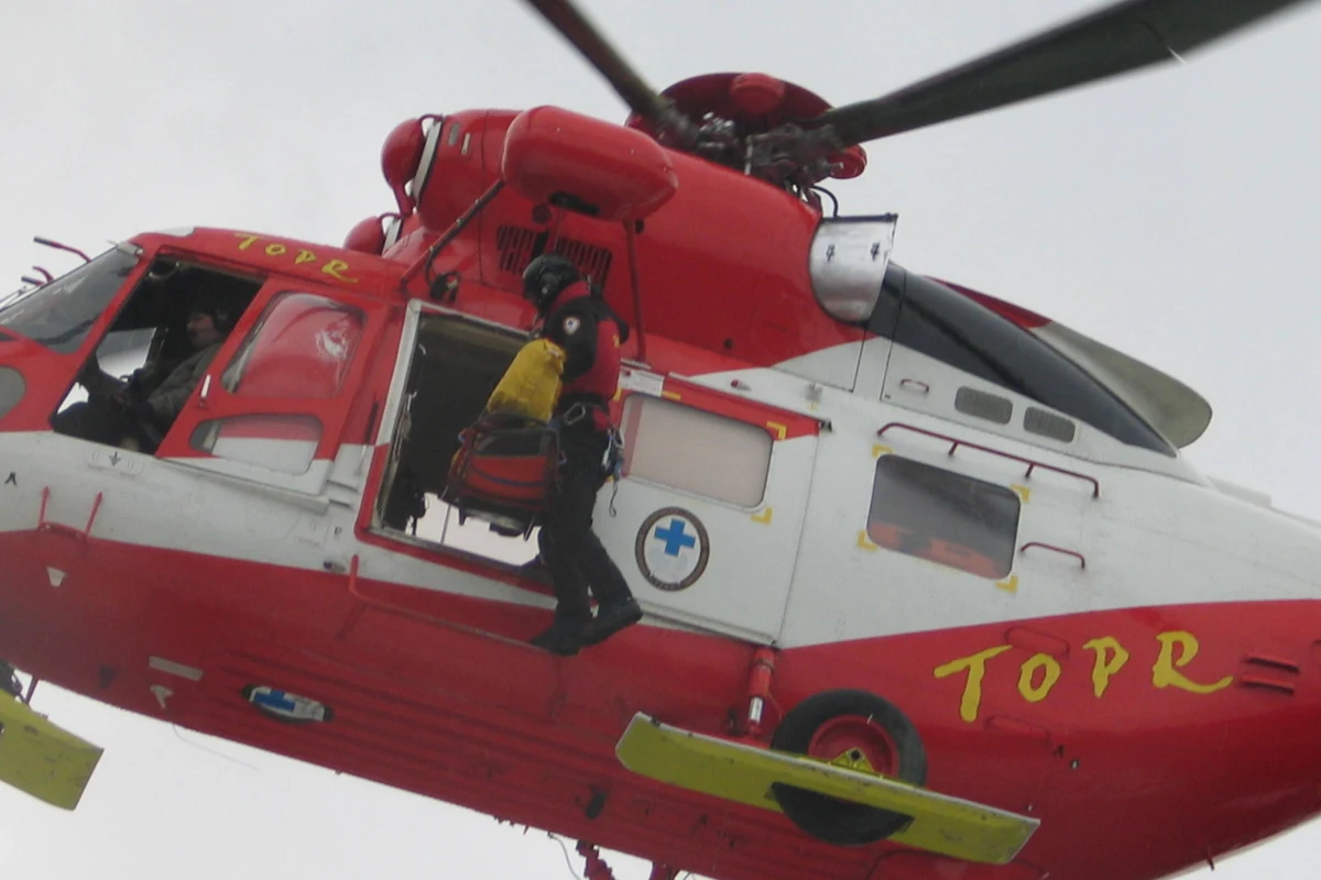 Kolejna akcja ​ratowników Tatrzańskiego Ochotniczego Pogotowia Ratunkowego. Tym razem TOPR-owski śmigłowiec poleciał z pomocą w rejon przełęczy Zawrat. Od wczoraj ratownicy byli wzywani już sześć razy do wypadków w Tatrach. 