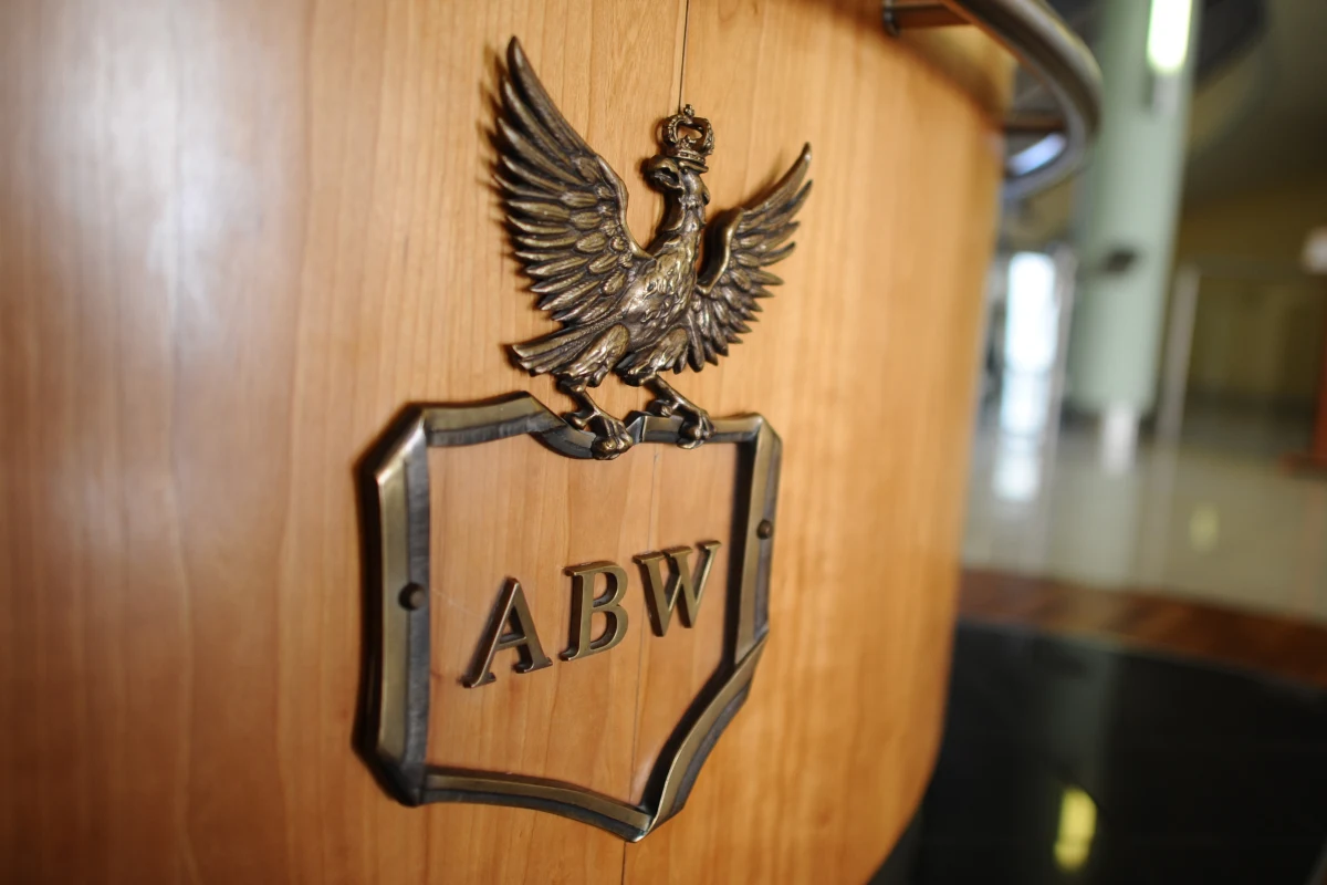 ​Czynna agentka ABW Agnieszka B. jest w grupie podejrzanych o wyprowadzanie danych z rejestru PESEL - poinformowała w środę "Rzeczpospolita".