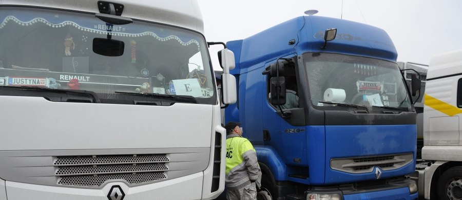 ​"Nowy pakiet mobilności zagrozi wielu polskim firmom transportowym" - alarmuje Związek Pracodawców Transport i Logistyka. Przewoźnicy sprzeciwiają się przygotowywanym nowym unijnym przepisom, które regulują pracę kierowców w transporcie międzynarodowym. Po nowym roku zajmie się nimi Parlament Europejski.