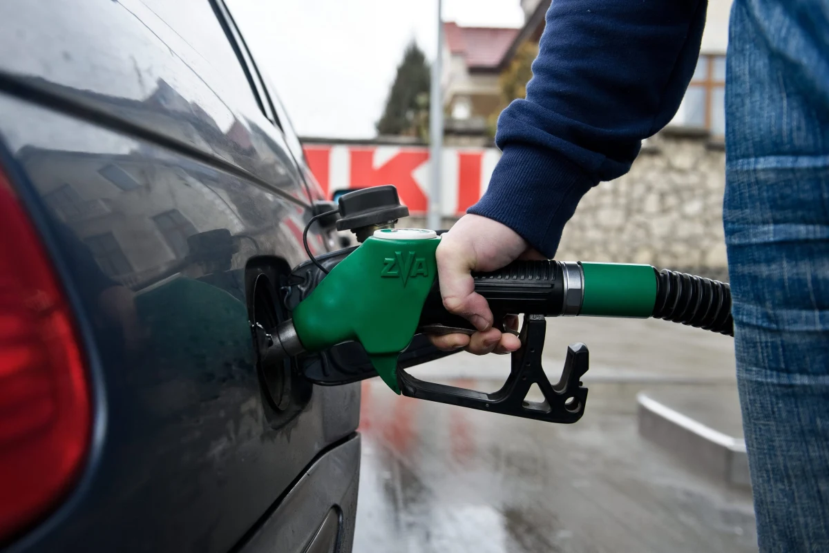 Policja w Lublinie wyjaśnia okoliczności wybuchu, który spowodował 19-letni kierowca na jednej ze stacji paliw w tym mieście. Mężczyzna przy pomocy odkurzacza usiłował wypompować benzynę, którą omyłkowo zatankował do swojego auta.