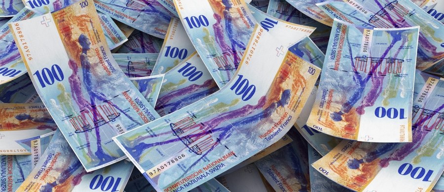 ​Pierwszy dzień po świętach przynosi kolejne dobre wiadomości dla frankowych kredytobiorców. Szwajcarska waluta tanieje, a jej kurs doszedł już do poziomu sprzed nagłej eksplozji powyżej 5 złotych. Teraz to 3,56 zł, co dla frankowiczów jest ogromną oszczędnością.