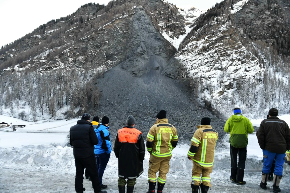 Dwa dni trwało udrożnienie drogi dojazdowej do niewielkiej miejscowości Vals w austriackim Tyrolu. Na wioskę spadła lawina kamieni. Odciętych od świata na święta zostało 150 mieszkańców. 