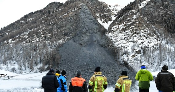 Dwa dni trwało udrożnienie drogi dojazdowej do niewielkiej miejscowości Vals w austriackim Tyrolu. Na wioskę spadła lawina kamieni. Odciętych od świata na święta zostało 150 mieszkańców. 