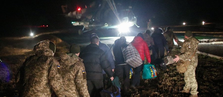 ​OBWE i Berlin przyjęły z zadowoleniem informację o zakończeniu wymiany jeńców pomiędzy ukraińskimi władzami a prorosyjskimi separatystami. Ukraina przekazała 233 osoby, a separatyści uwolnili 74 jeńców. OBWE wzywa strony konfliktu do kontynuowania dialogu.