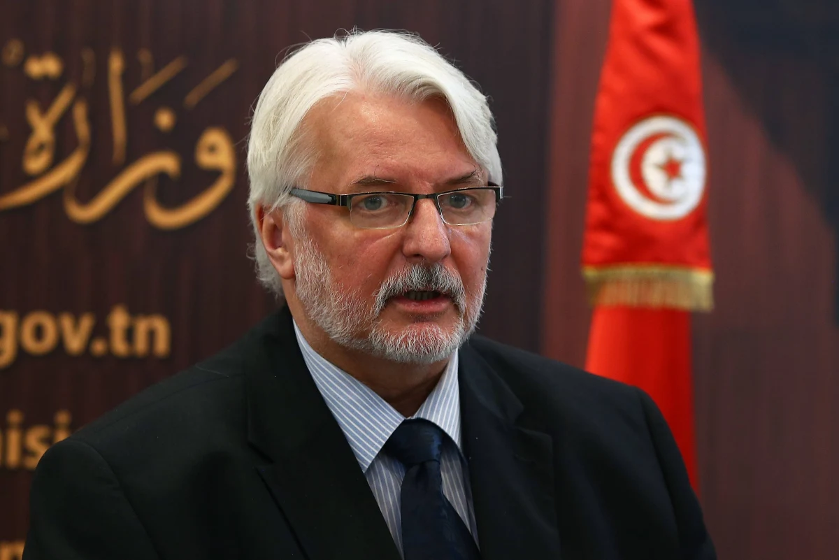 ​W rządzie nie toczy się w tej chwili dyskusja o wzmocnieniu roli prezydenta w sprawach zagranicznych przez przekazanie mu kompetencji dotyczących polityki unijnej - powiedział szef MSZ Witold Waszczykowski. Jak dodał, stały udział prezydenta w szczytach UE "w zasadzie wyklucza" obecny model funkcjonowania Unii. "Prezydent będzie aktywny w dziedzinie polityki międzynarodowej, ale nie wynika to z jakiegoś nowego ułożenia akcentów politycznych w Polsce, ale z tego że taki jest naturalny wpływ prezydenta na politykę zagraniczną" - zaznaczył jednocześnie szef dyplomacji.