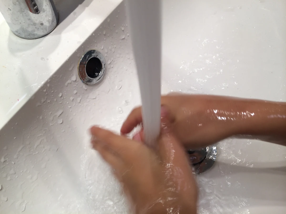 Nie każde przekroczenie norm jakości wody będzie automatycznie oznaczać suche krany. Badania mają być bardziej elastyczne, dzięki czemu gminne i miejskie wodociągi będą rzadziej zamykane - taki będzie efekt nowego rozporządzenia o jakości wody nadającej się do spożycia, które po Nowym Roku wejdzie w życie.