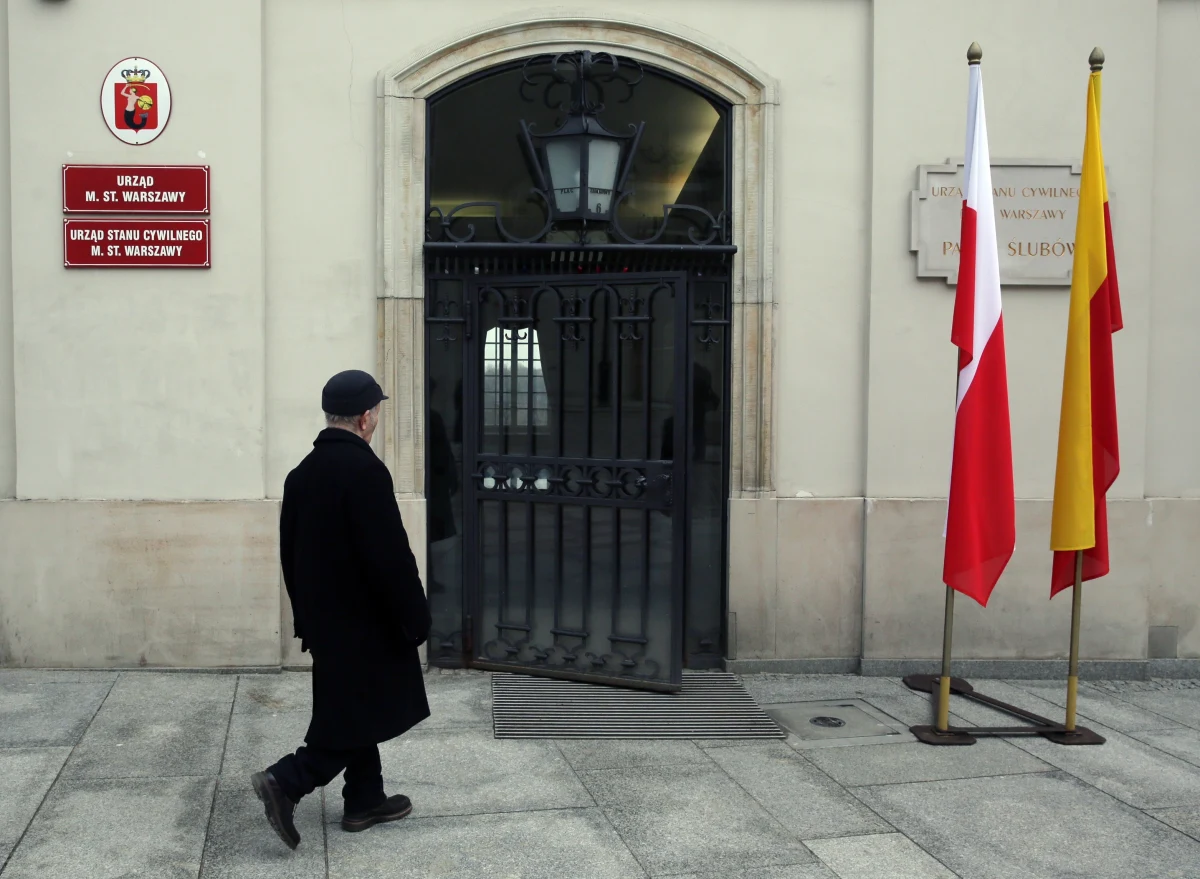 Najpopularniejsze w Warszawie miejsce udzielania ślubów cywilnych ma zostać zamknięte. Dyrekcja Zamku Królewskiego - a kieruje nim, przypomnijmy, niedawny wiceszef MON - zapowiada wniosek do stołecznego Ratusza o przejęcie Pałacu Ślubów przy placu Zamkowym.