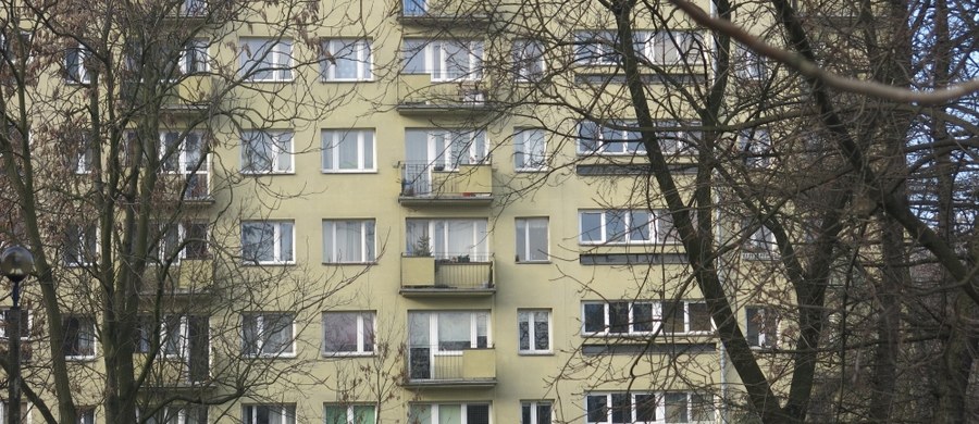 Krakowscy policjanci uczestniczyli w wigilię w interwencji domowej, w trakcie której awanturujący się mężczyzna „opuścił” mieszkanie na czwartym piętrze przez okno. Spadł na samochód, wrócił do domu i zrobił awanturę ojcu. Policja zabrała go do szpitala, gdzie nie stwierdzono obrażeń.
