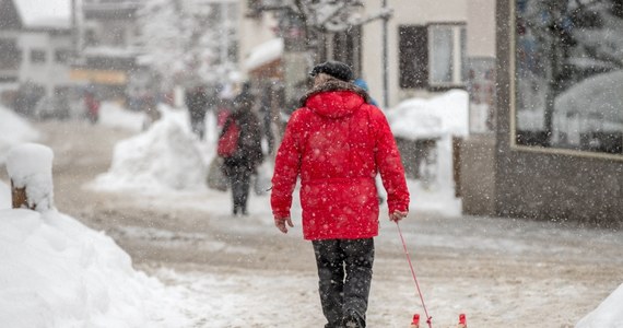 Mimo że czeka nas ciepły sylwester, w południowej części kraju może spaść śnieg. IMiGW wydał ostrzeżenie przed intensywnymi opadami i oblodzeniem dróg dla kilku regionów. 