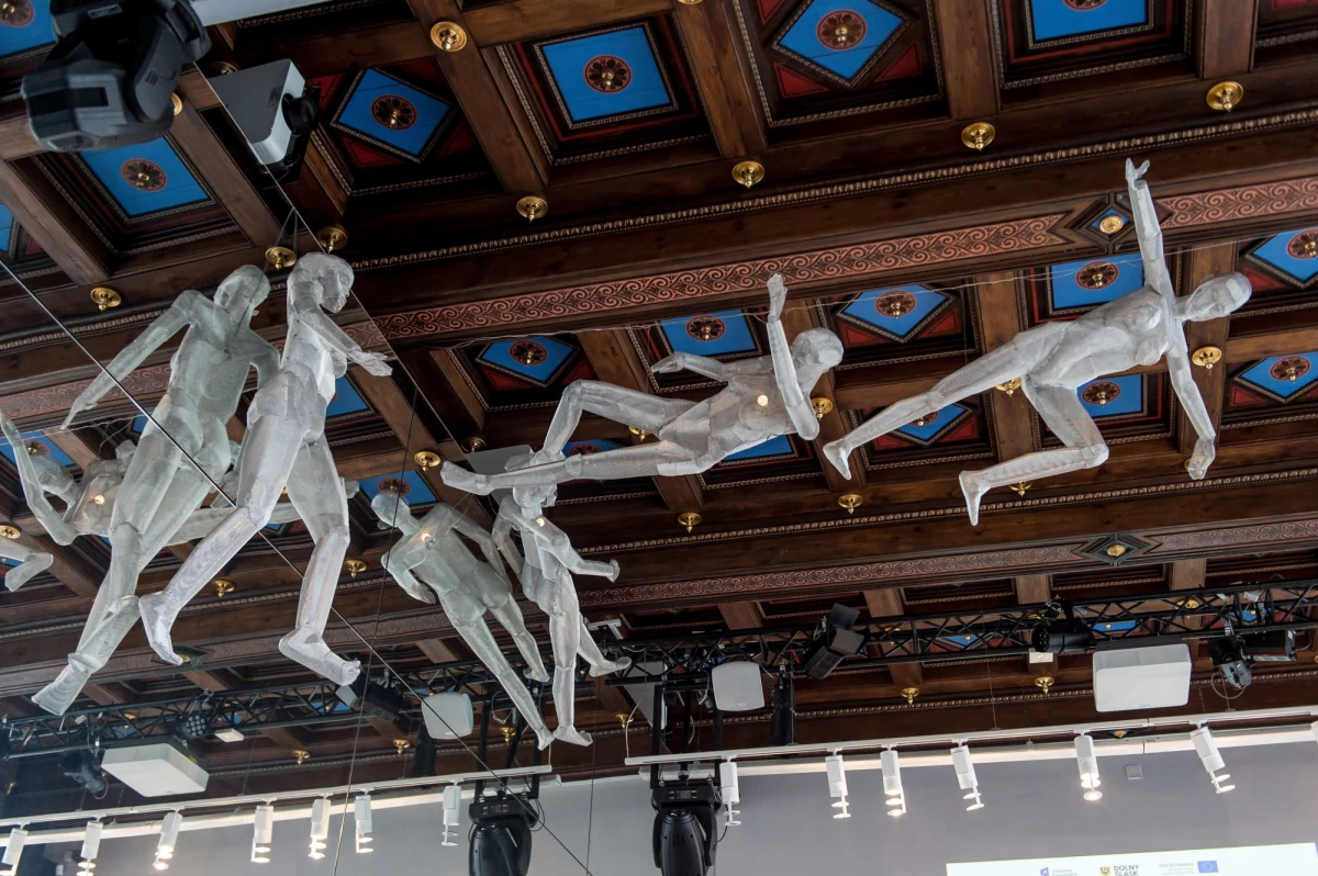 Wystawa dzieł Andy'ego Warhola oraz Salvadora Dalego to jedna z ekspozycji, które będzie można obejrzeć w przyszłym roku w Muzeum Miejskim Wrocławia. Łącznie muzeum to oraz jego oddziały zaprezentują w 2018 roku niemal dziesięć nowych wystaw. Otwarcie ekspozycji "Dali Warhol - geniusz wszechstronny" planowane jest na przełom marca i kwietnia. Wystawa będzie prezentowana w Muzeum Teatru im. Henryka Tomaszewskiego, które jest oddziałem Muzeum Miejskiego Wrocławia. "To ekspozycja, która pokaże jak Dali i Warhol dochodzili do sukcesu, jak prowokowali i jakie wywoływali skandale" - powiedział dyrektor placówki Maciej Łagiewski.