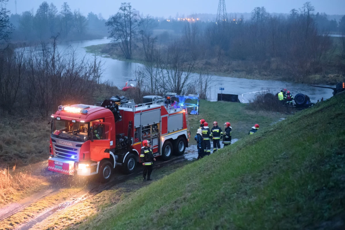 W Pile kierujący ciężarówką zjechał z mostu do rzeki Gwda. Kierowca pojazdu zginął.