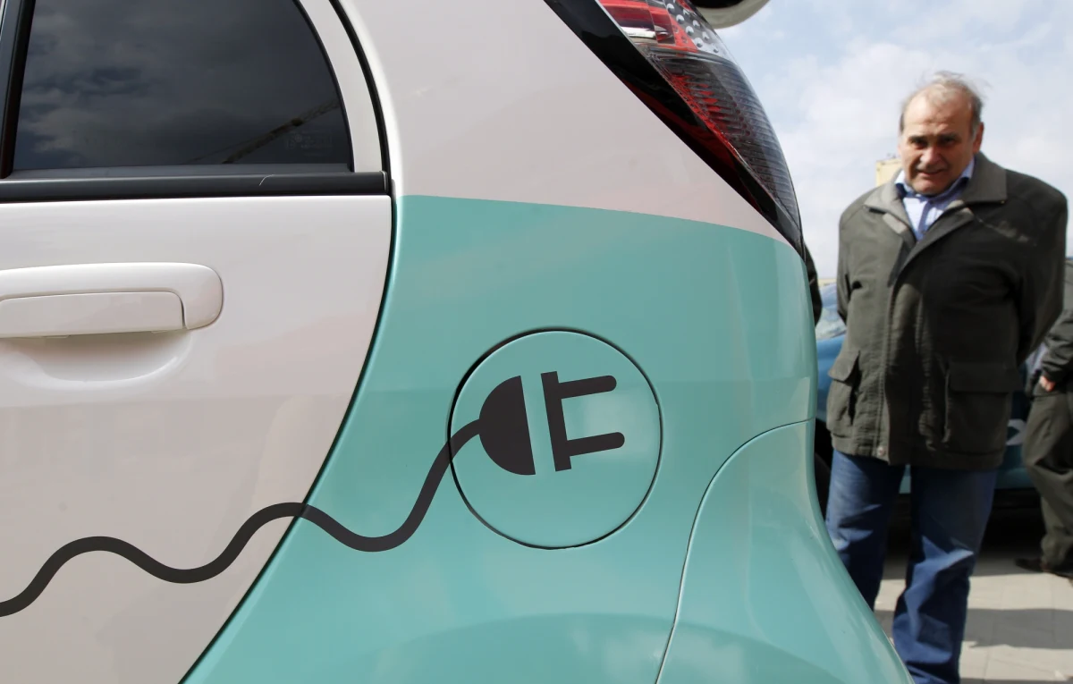 Tworzenie stref czystego transportu, zwolnienie aut elektrycznych z opłat parkingowych i akcyzy, zwolnienie firm i osób świadczących usługi ładowania aut z koncesji na obrót energią elektryczną - przewiduje projekt o elektromobilności przyjęty przez rząd.
