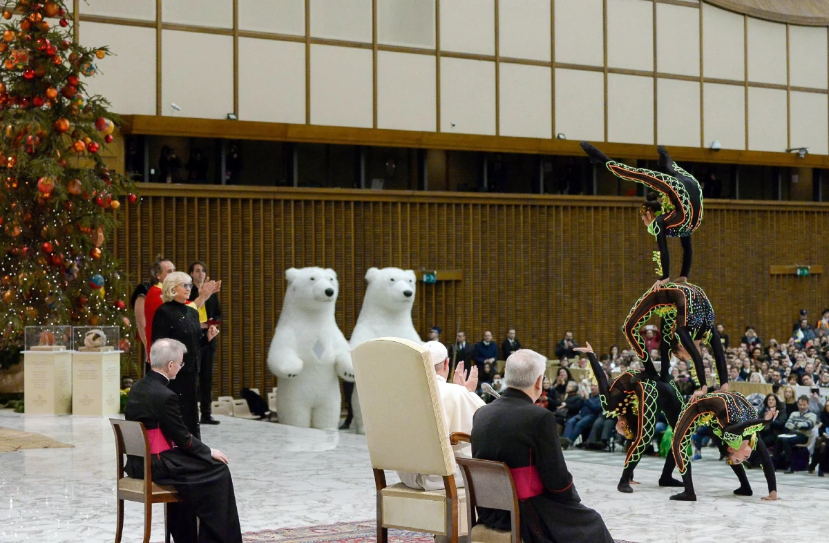Watykański dziennik "L’Osservatore Romano" twierdzi, że przede wszystkim w mediach społecznościowych tworzony jest nieprawdziwy "wizerunek papieża-postępowca" i zauważa, że Franciszkowi przypisywane są słowa, których nie wypowiedział ani nie napisał.
