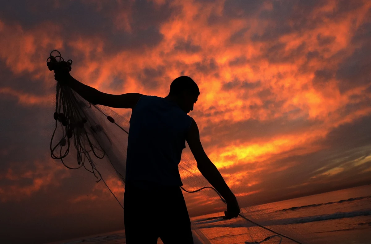 Kilka tysięcy ludzi modliło się pod Ścianą Płaczu w Jerozolimie razem z ministrem rolnictwa Urim Arielem o deszcz, który położyłby wreszcie kres trwającej w Izraelu suszy. Zjawisko jest tak dotkliwe, że przeciążone instalacje do odsalania wody morskiej i oczyszczalnie ścieków nie są już w stanie zapewnić niezbędnych ilości wody rolnictwu.
