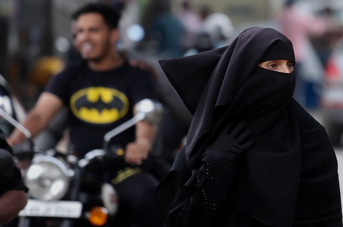 Policja w stolicy Iranu Teheranie zapewnia, że nie będzie już aresztować kobiet za nieprzestrzeganie konserwatywnych islamskich zasad ubioru, obowiązujących od czasu rewolucji islamskiej w 1979 roku. O złagodzenie przepisów apelowali młodzi Irańczycy, którzy pomogli na początku tego roku ponownie wybrać na prezydenta Hasana Rowhaniego, względnie umiarkowanego w poglądach duchownego. 