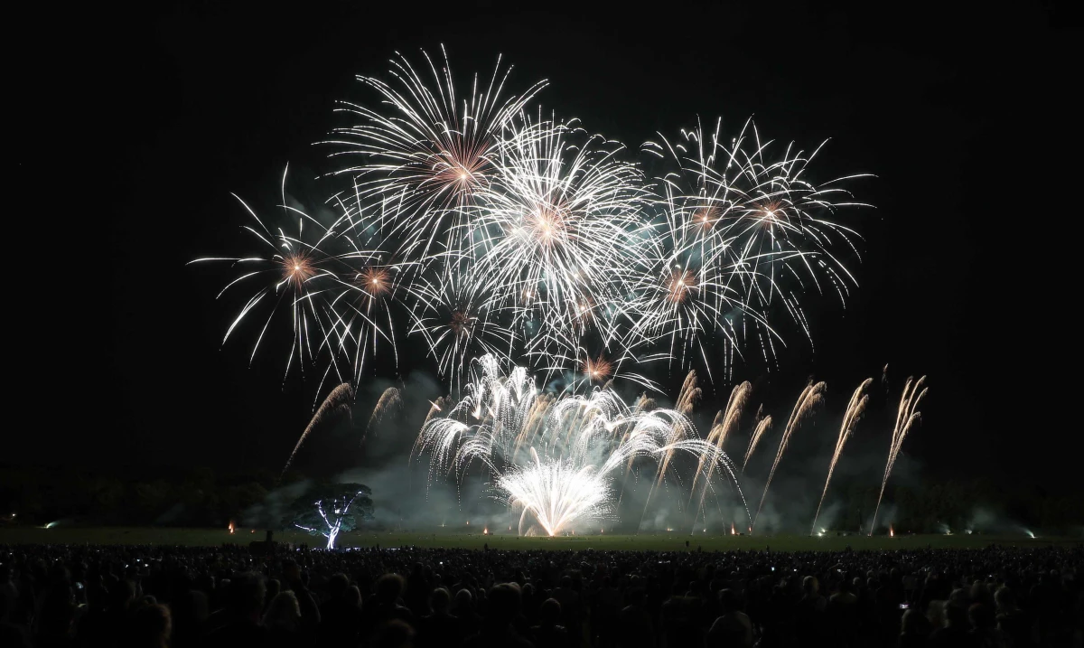 W Holandii ruszyło "fajerwerkowe" szaleństwo. Holendrzy mogą legalnie kupować materiały pirotechniczne od czwartku do soboty. Holenderska prokuratura ostrzega, że osobom, które będą rzucać petardami w innych, może zostać postawiony zarzut nawet usiłowania morderstwa. 