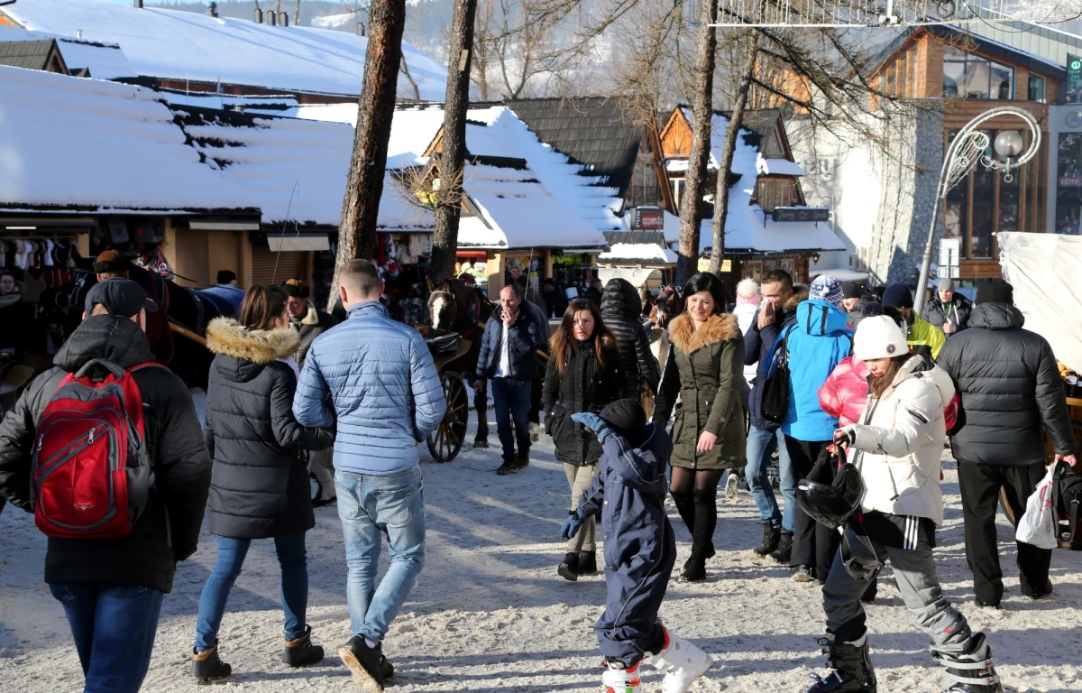 W większości polskich kurortów w trudno już znaleźć nocleg na sylwestrowy weekend, co ma przełożenie na ceny pokoi – wynika z raportu Open Finance. Jak podkreślono, "górskie i nadmorskie hotele czeka pod koniec grudnia prawdziwe oblężenie". 