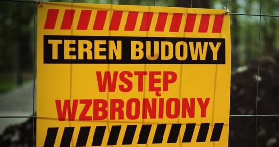 Na placu budowy hali centrum handlowego przy ul. Łopuszańskiej w Warszawie zginął jeden z  robotników. Do tragedii doszło, gdy na trzech pracujących w hali robotników zawalił się strop. 