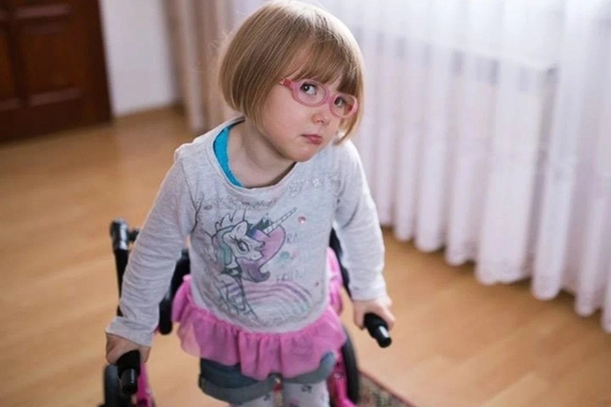 ​Rodzice 3-letniej Laury Kurowskiej z Krakowa zbierają pieniądze na operację rizotomii selektywnej. To jedyna szansa, by ich córka mogła samodzielnie chodzić. Jedynym wyjściem jest operacja w Stanach Zjednoczonych, ponieważ w Polsce dziewczynka nie otrzymała kwalifikacji do jej przeprowadzenia. Na operację potrzeba jednak jeszcze 140 tys. złotych. zł. "Z całych sił pragnę dać Laurze szansę na normalne życie. Proszę, pomóżcie mi zawalczyć o jej zdrowie" - apeluje matka dziewczynki na stronie Się Pomaga.