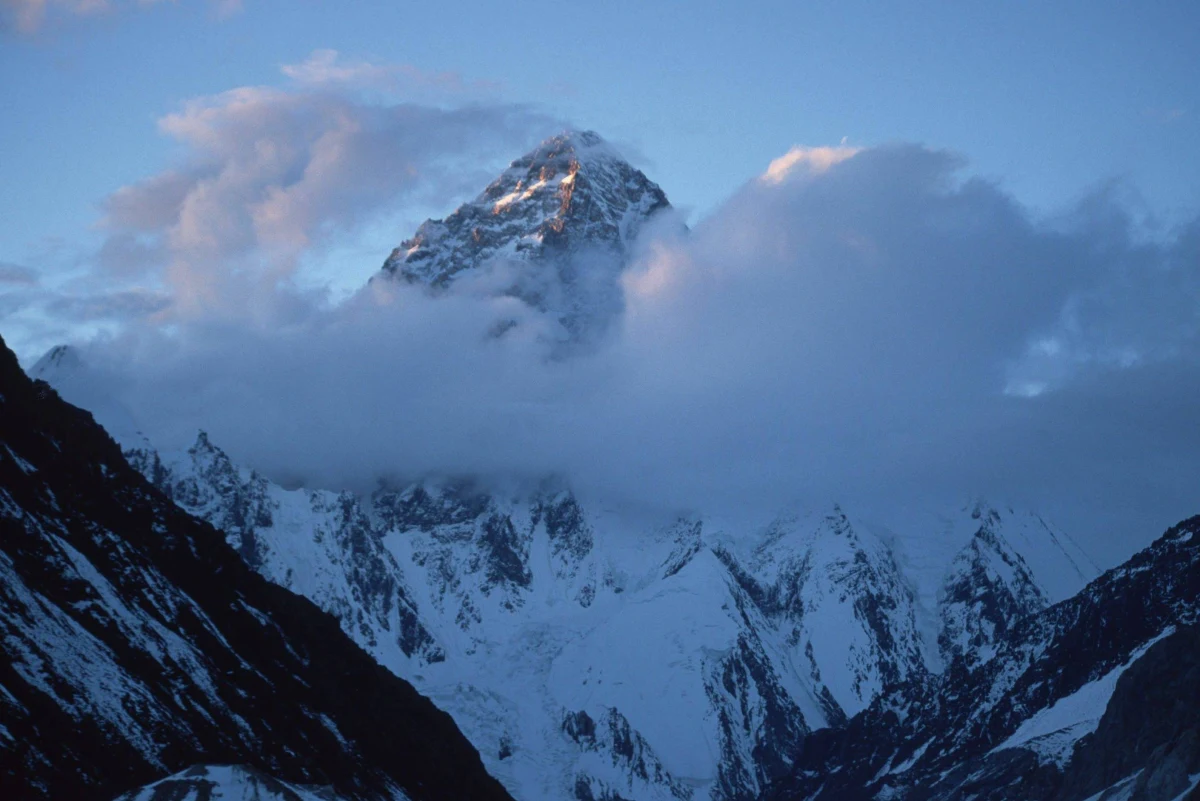 Grupa 13 polskich himalaistów z lotniska w Warszawie wyruszyła w piątek na zimową wyprawę na K2 (8611 m n.p.m.). Położony w Karakorum drugi szczyt Ziemi to ostatni ośmiotysięcznik niezdobyty jeszcze o tej porze roku. Nasi wspinacze do bazy pod "Górą Gór" dotrzeć mają około 10 stycznia.