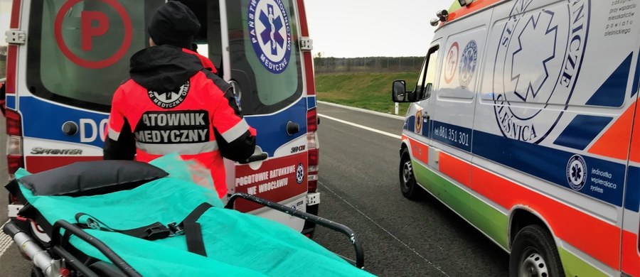 O włos od tragedii w Świdniku na Lubelszczyźnie. Czterokilogramowy młotek spadł na samochód osobowy przejeżdżający pod remontowanym wiaduktem. Pasażer auta został ranny.