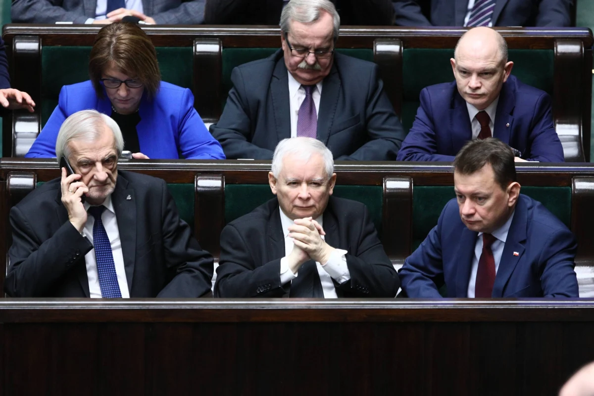 ​Komisja Europejska musi wytłumaczyć zwolennikom PiS i innym siłom narodowym w Europie, że istnieją czerwone linie, których nie mogą przekraczać - komentuje dziennik "New York Times", chwaląc uruchomienie przez KE art. 7 traktatu UE wobec Polski. "Od dawna jest oczywiste, że Kaczyński i ludzie jemu podobni nie mają szacunku dla praworządności. Od powrotu PiS do władzy w 2015 roku, (Kaczyński - PAP) atakował wszelki sprzeciw wobec swego narodowego programu, czy to ze strony Wspólnoty, czy też mediów, partii liberalnych czy sądów, jako działalność wywrotową wobec woli narodu" - zaznacza gazeta.