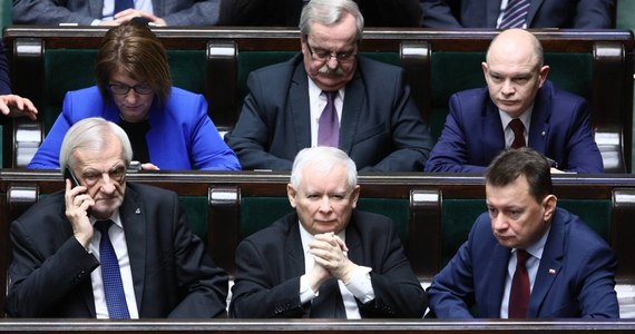​Komisja Europejska musi wytłumaczyć zwolennikom PiS i innym siłom narodowym w Europie, że istnieją czerwone linie, których nie mogą przekraczać - komentuje dziennik "New York Times", chwaląc uruchomienie przez KE art. 7 traktatu UE wobec Polski. "Od dawna jest oczywiste, że Kaczyński i ludzie jemu podobni nie mają szacunku dla praworządności. Od powrotu PiS do władzy w 2015 roku, (Kaczyński - PAP) atakował wszelki sprzeciw wobec swego narodowego programu, czy to ze strony Wspólnoty, czy też mediów, partii liberalnych czy sądów, jako działalność wywrotową wobec woli narodu" - zaznacza gazeta.