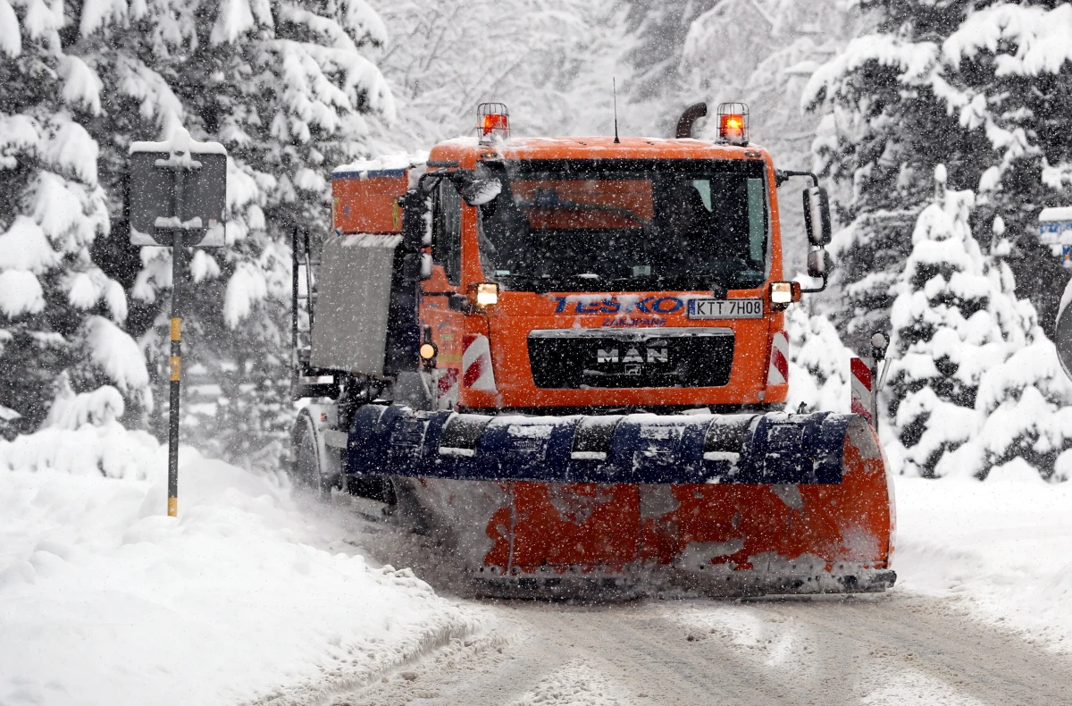 Trudne warunki na drogach w Małopolsce. Z powodu intensywnych opadów śniegu korki tworzą się na zakopiance. Na lokalnych trasach samochody mają problemy z podjazdami. 