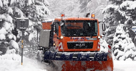 Trudne warunki na drogach w Małopolsce. Z powodu intensywnych opadów śniegu korki tworzą się na zakopiance. Na lokalnych trasach samochody mają problemy z podjazdami. 