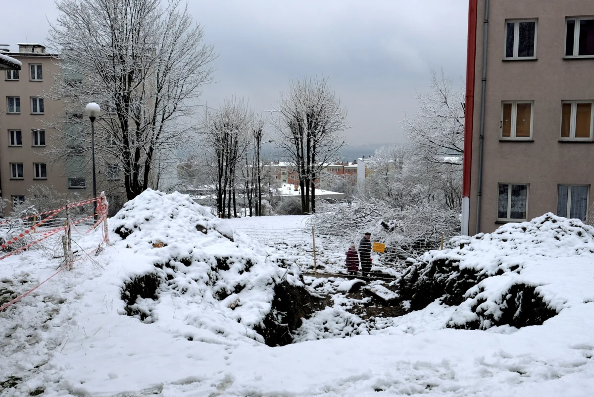 ​Specjaliści będą ustalać, jak powstało wielkie zapadlisko w Jaworznie. Dziura o promieniu 4,5 metra i głębokości nawet 4 metrów pojawiła się między blokami na osiedlu Podwale.