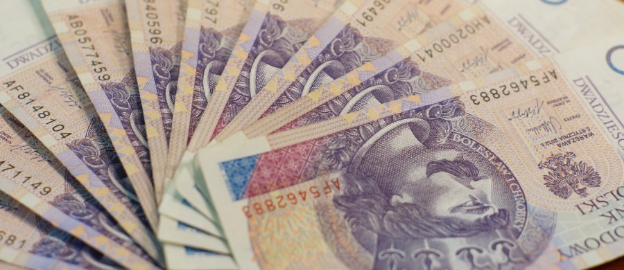 Policjanci poszukują włamywaczy, którzy ukradli z jednego z banków w Lipsku na Podlasiu dwa sejfy z pieniędzmi. Do włamania doszło tej nocy.