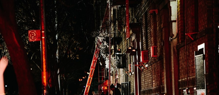 ​Zdaniem śledczych pożar w budynku mieszkalnym na Bronksie, w którym zginęło 12 osób, został wywołany przez dziecko bawiące się kuchenką - poinformował w piątek burmistrz Nowego Jorku Bill de Blasio, który wcześniej zjawił się na miejscu tragedii.