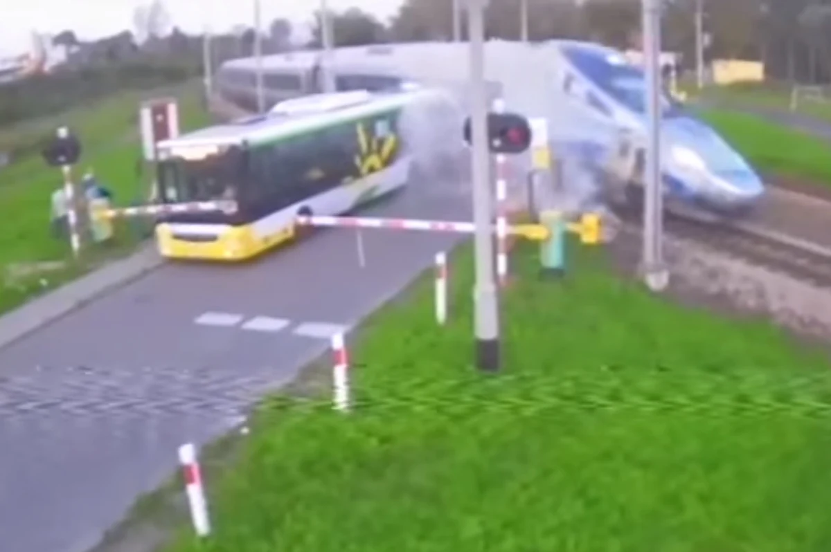 ​Jest akt oskarżenia przeciwko kierowcy autobusu, który we wrześniu doprowadził do zderzenia z pociągiem Pendolino na przejeździe kolejowym w Nowym Dworze Mazowieckim. Mężczyźnie grozi do 5 lat więzienia.