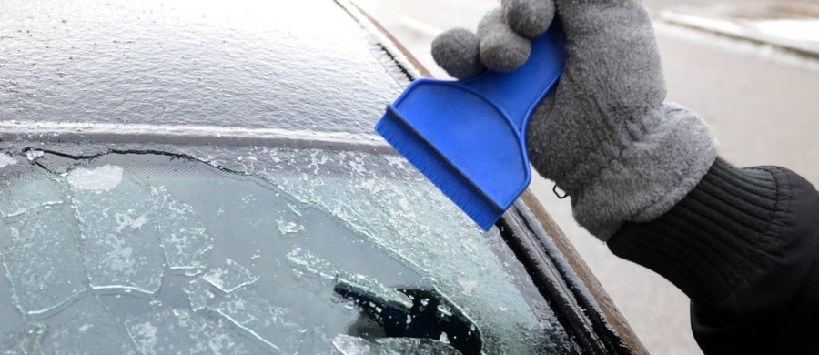 ​Instytut Meteorologii i Gospodarki Wodnej ostrzega przed oblodzeniem na drogach w siedmiu województwach centralnej i wschodniej części Polski. W nocy temperatura niemal w całym kraju spadnie poniżej zera.
