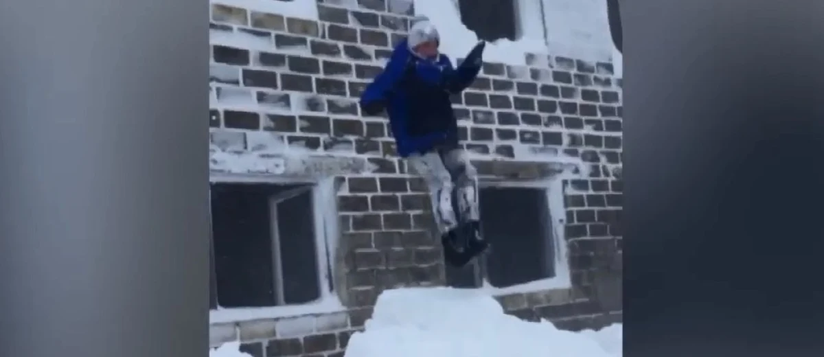 Mieszkańcy miasta Ciołkowski na rosyjskiej wyspie Sachalin na Pacyfiku idą coraz dalej w eksperymentach z wyczynowym wykorzystaniem śnieżnych zasp. Po skokach z dachów samochodu i z balkonu na pierwszym piętrze, sachalińscy śmiałkowie ćwiczą lądowanie w zaspach skacząc z okien na trzecim piętrze miejscowego pustostanu.