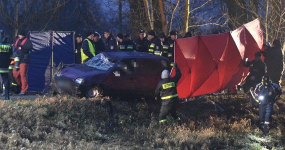 Policja potwierdza: w samochodzie wyłowionym z Wisłoka w Tryńczy na Podkarpaciu były ciała trzech zaginionych w czasie świąt nastolatek i dwóch młodych mężczyzn. Dziewczęta zaginęły w Boże Narodzenie. Miały się spotkać z dwoma kolegami. Ostatni raz widziano je, jak wsiadały do fioletowego tico - takiego, jaki wyłowiono z rzeki.